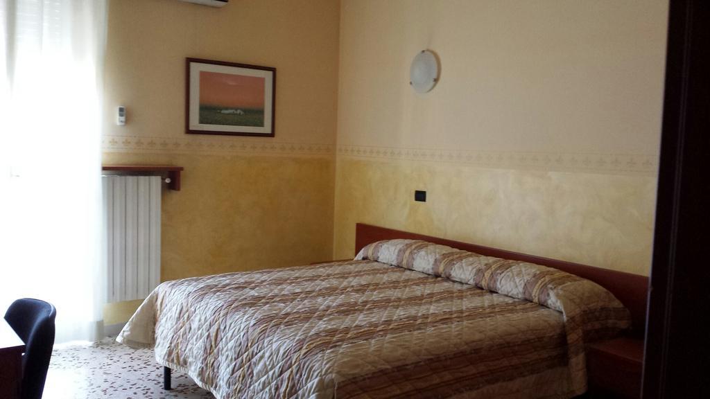 Hotel Frejus Колленьо Екстер'єр фото