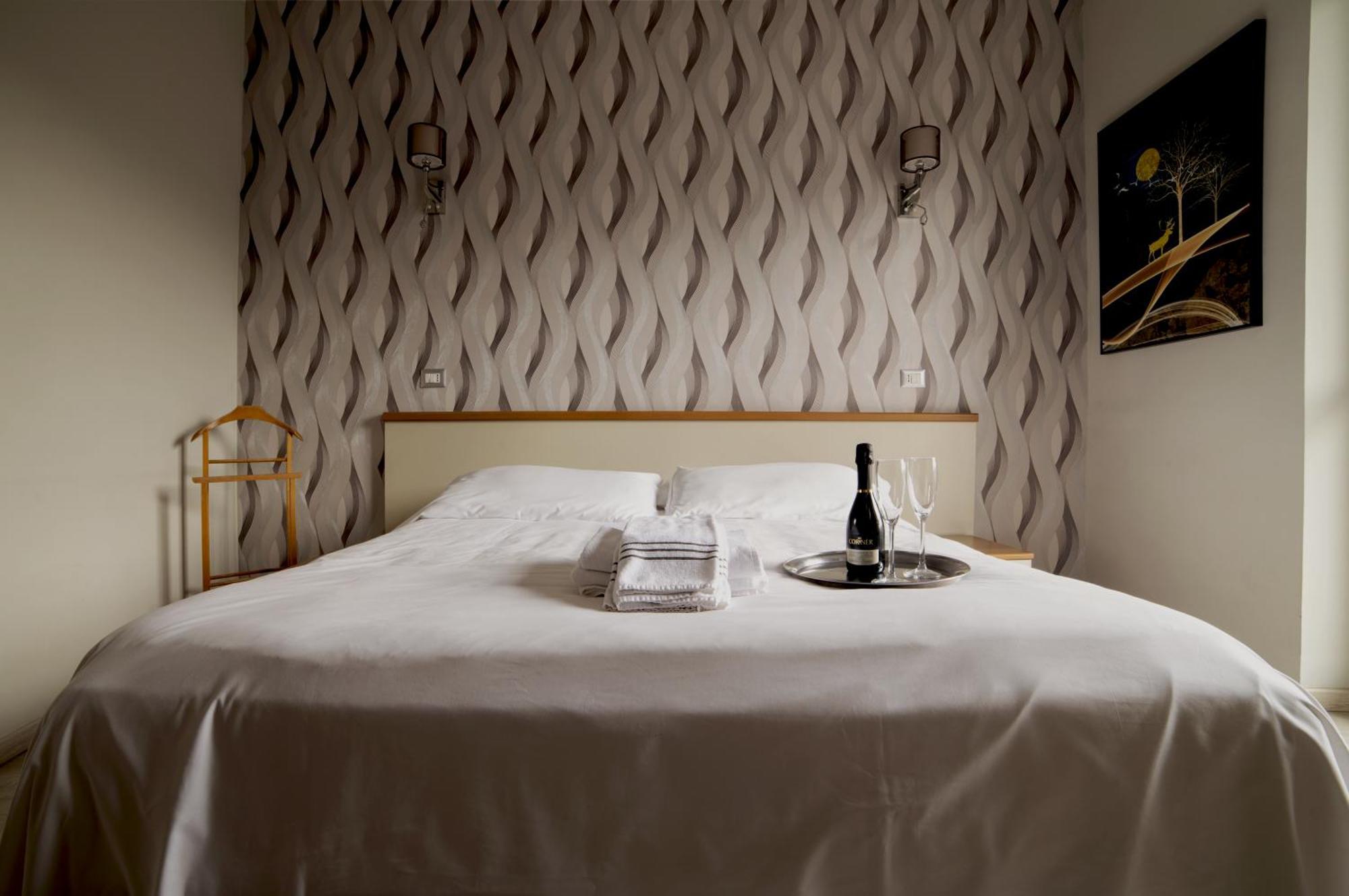 Hotel Frejus Колленьо Екстер'єр фото