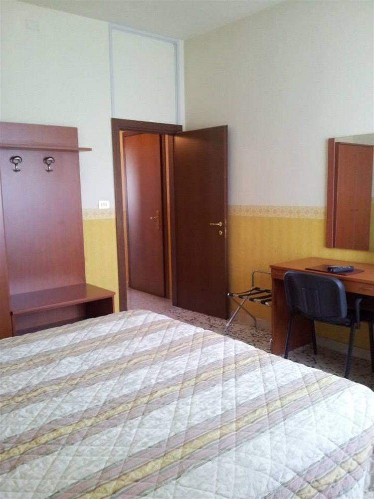 Hotel Frejus Колленьо Екстер'єр фото