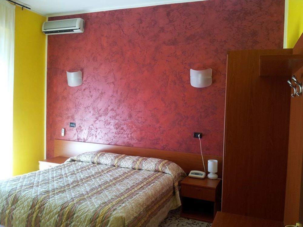 Hotel Frejus Колленьо Екстер'єр фото