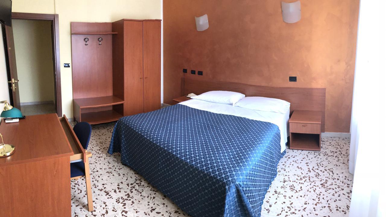 Hotel Frejus Колленьо Екстер'єр фото