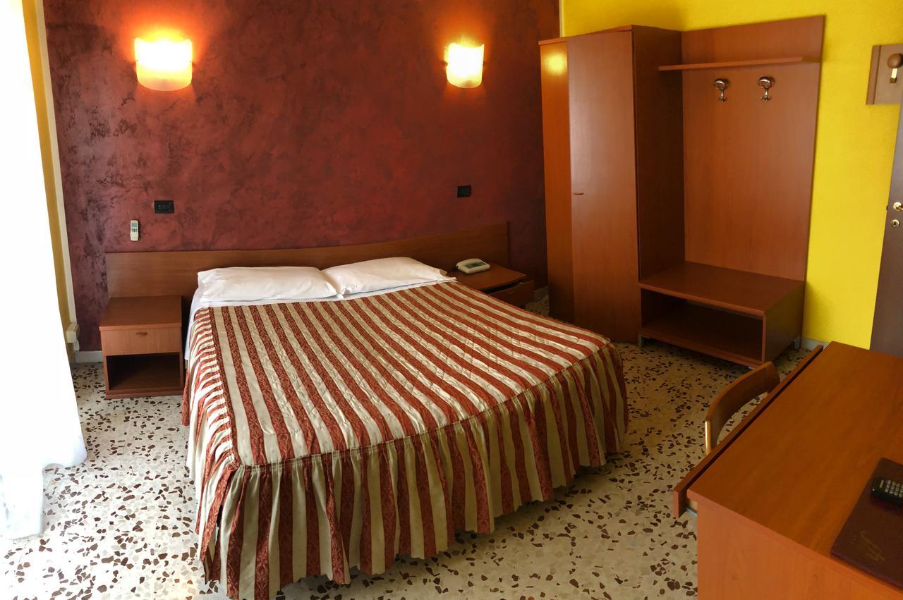 Hotel Frejus Колленьо Екстер'єр фото