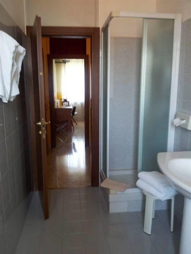 Hotel Frejus Колленьо Екстер'єр фото