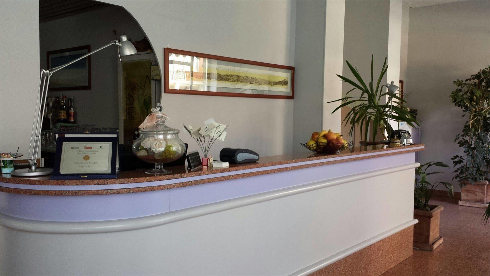 Hotel Frejus Колленьо Екстер'єр фото