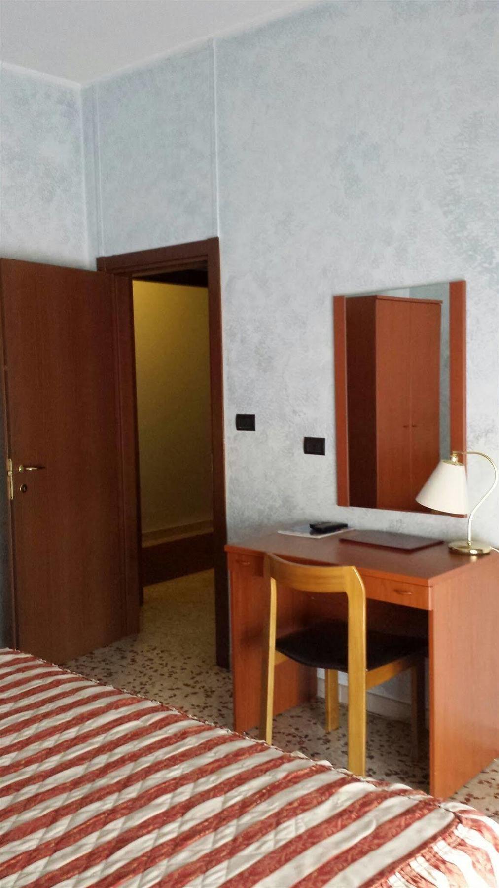Hotel Frejus Колленьо Екстер'єр фото