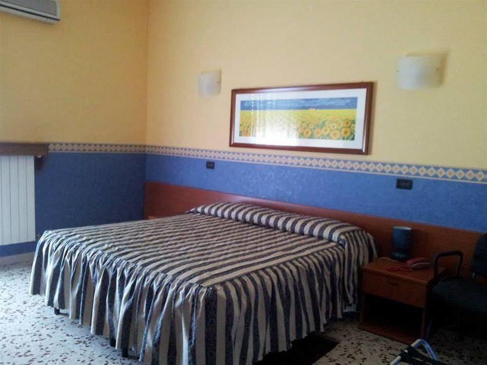 Hotel Frejus Колленьо Екстер'єр фото